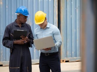 what is the difference between an employee and an independent contractor